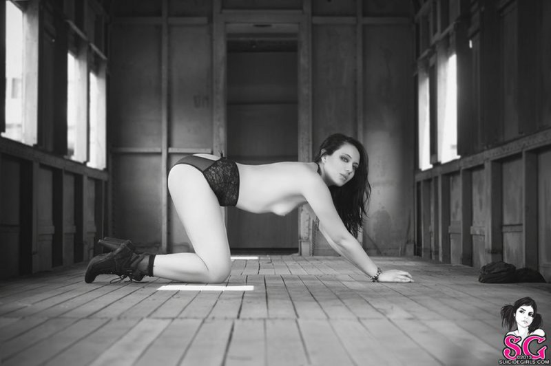 Эффектная студента обнажилась в старом вагоне 38 фотография Эффектная студента обнажилась в старом вагоне 38 фотография