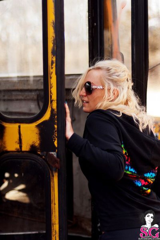 Блондинка с тату на всю спину разделась в старом автобусе 2 фотография Блондинка с тату на всю спину разделась в старом автобусе 2 фотография