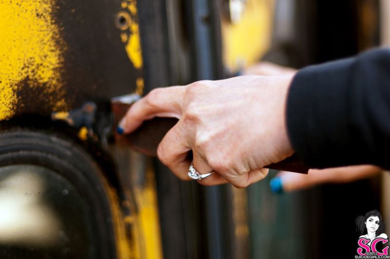 Блондинка с тату на всю спину разделась в старом автобусе 21 фотография Блондинка с тату на всю спину разделась в старом автобусе 21 фотография