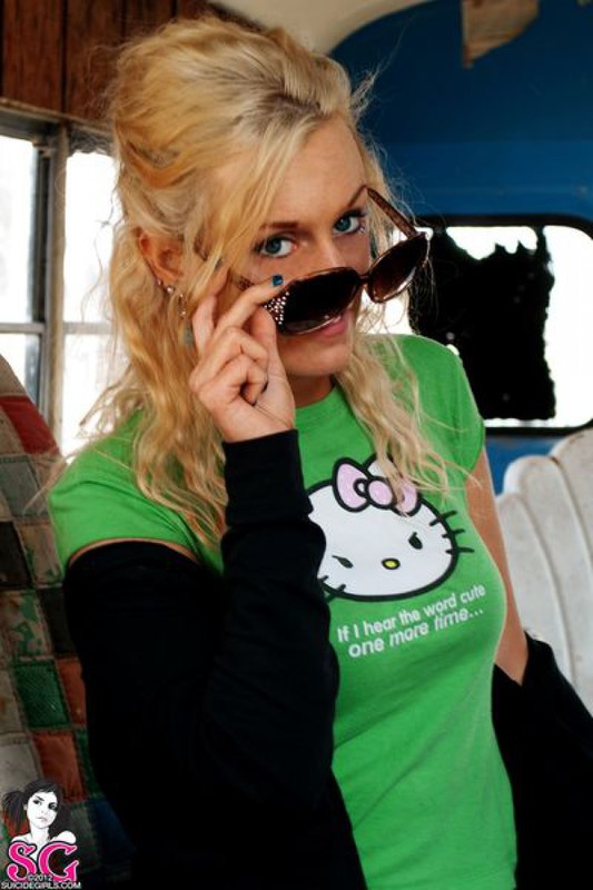 Блондинка с тату на всю спину разделась в старом автобусе 12 фотография Блондинка с тату на всю спину разделась в старом автобусе 12 фотография