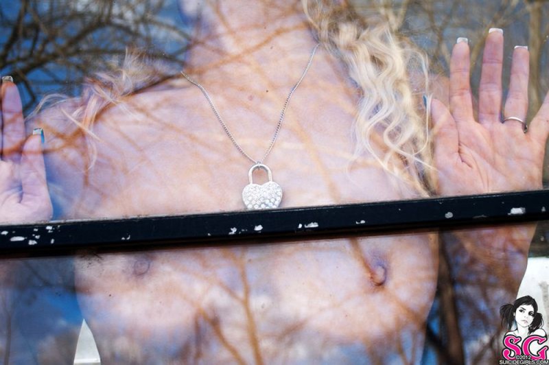 Блондинка с тату на всю спину разделась в старом автобусе 5 фотография Блондинка с тату на всю спину разделась в старом автобусе 5 фотография