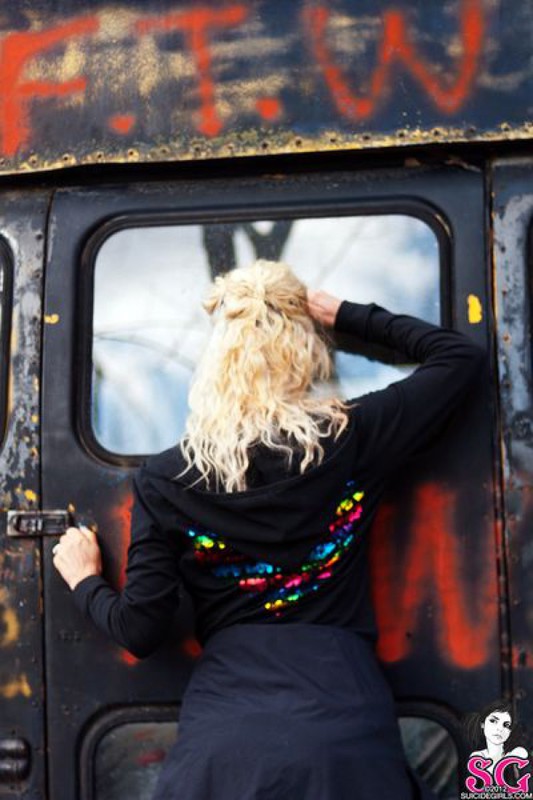 Блондинка с тату на всю спину разделась в старом автобусе 18 фотография Блондинка с тату на всю спину разделась в старом автобусе 18 фотография