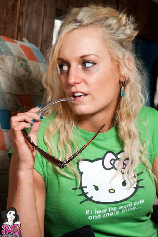 Блондинка с тату на всю спину разделась в старом автобусе 22 фотография Блондинка с тату на всю спину разделась в старом автобусе 22 фотография