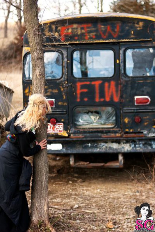 Блондинка с тату на всю спину разделась в старом автобусе 7 фотография Блондинка с тату на всю спину разделась в старом автобусе 7 фотография
