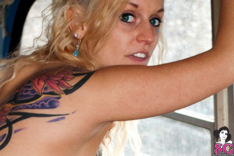 Блондинка с тату на всю спину разделась в старом автобусе 27 фотография Блондинка с тату на всю спину разделась в старом автобусе 27 фотография