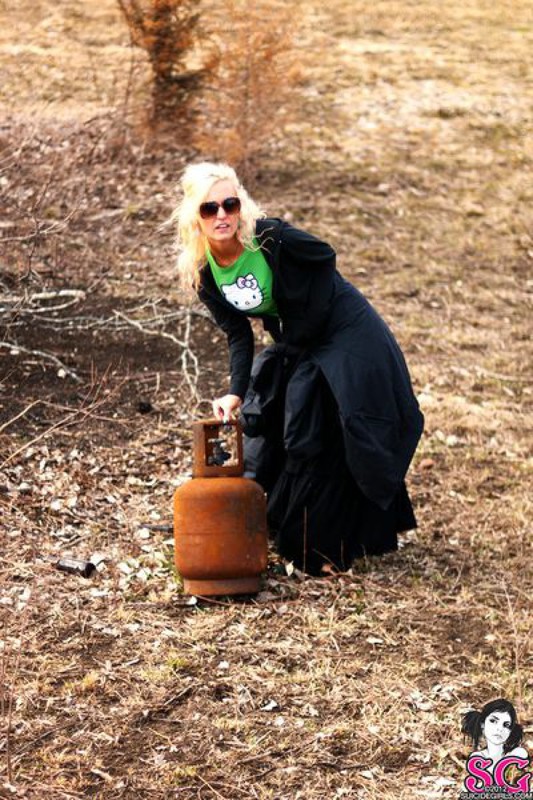 Блондинка с тату на всю спину разделась в старом автобусе 13 фотография Блондинка с тату на всю спину разделась в старом автобусе 13 фотография