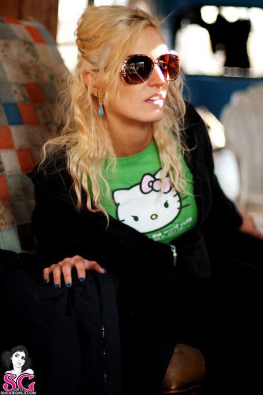 Блондинка с тату на всю спину разделась в старом автобусе 6 фотография Блондинка с тату на всю спину разделась в старом автобусе 6 фотография