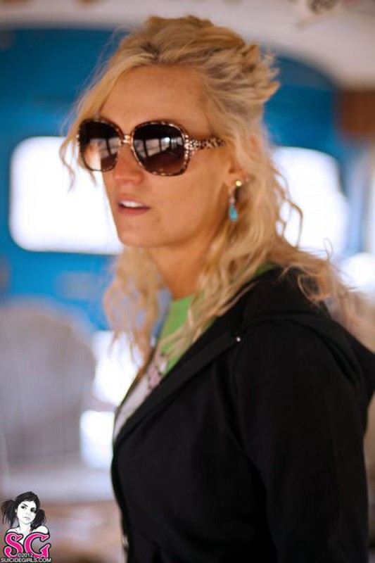 Блондинка с тату на всю спину разделась в старом автобусе 35 фотография Блондинка с тату на всю спину разделась в старом автобусе 35 фотография