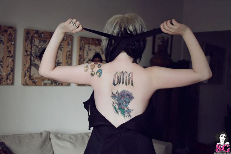 Худышка Маша приподняла юбку и показала киску 3 фотография Худышка Маша приподняла юбку и показала киску 3 фотография