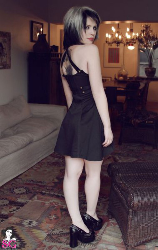 Худышка Маша приподняла юбку и показала киску 34 фотография Худышка Маша приподняла юбку и показала киску 34 фотография