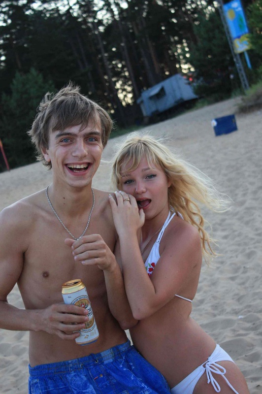 Сладкая парочка развлекаются вечером на пляже 3 фотография Сладкая парочка развлекаются вечером на пляже 3 фотография