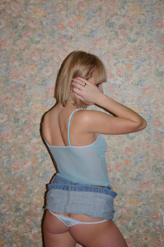 Нежная блондинка разделась на полу в гостиной 3 фотография Нежная блондинка разделась на полу в гостиной 3 фотография