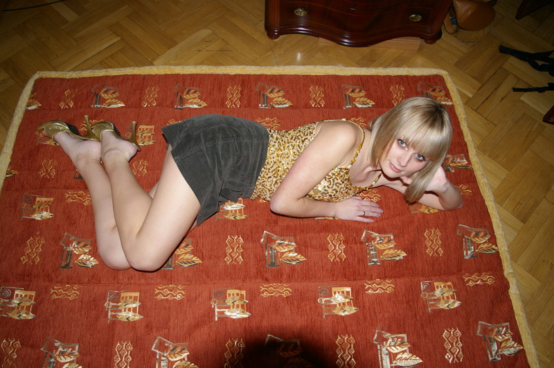 Нежная блондинка разделась на полу в гостиной 11 фотография Нежная блондинка разделась на полу в гостиной 11 фотография