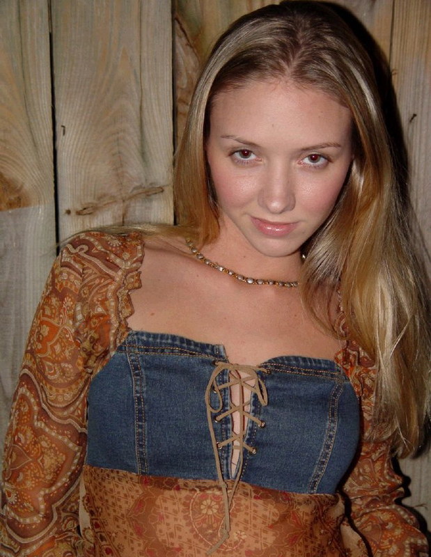 Видная блонда сняла с себя все вещи 2 фотография Видная блонда сняла с себя все вещи 2 фотография