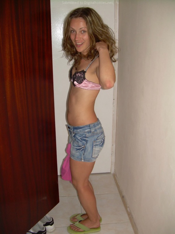 Фифа сверкает маленькими сиськами на пляже 5 фотография Фифа сверкает маленькими сиськами на пляже 5 фотография