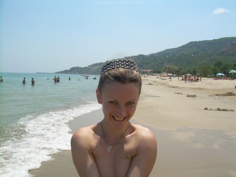 Фифа сверкает маленькими сиськами на пляже 4 фотография Фифа сверкает маленькими сиськами на пляже 4 фотография