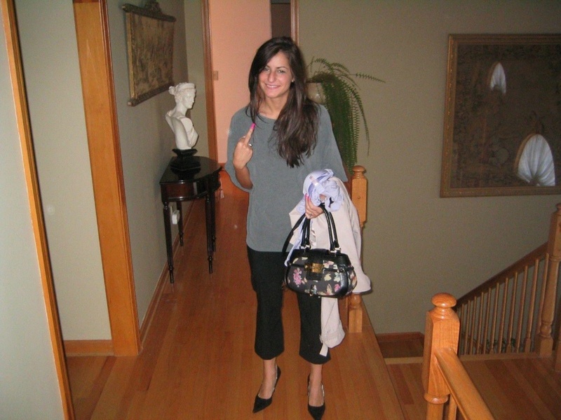 Брюнетка сняла пеньюар и подставила любовнику киску 1 фотография Брюнетка сняла пеньюар и подставила любовнику киску 1 фотография