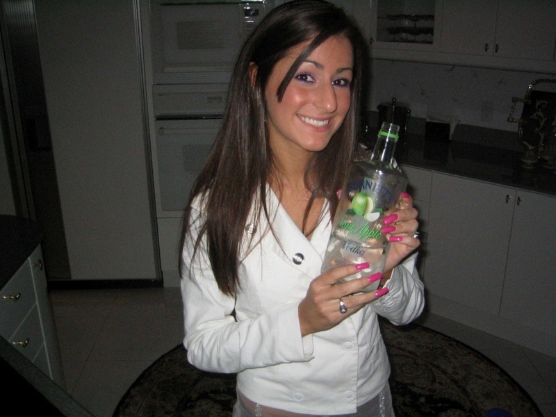 Брюнетка сняла пеньюар и подставила любовнику киску 2 фотография Брюнетка сняла пеньюар и подставила любовнику киску 2 фотография