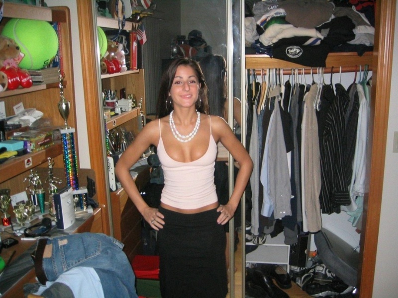 Брюнетка сняла пеньюар и подставила любовнику киску 3 фотография Брюнетка сняла пеньюар и подставила любовнику киску 3 фотография