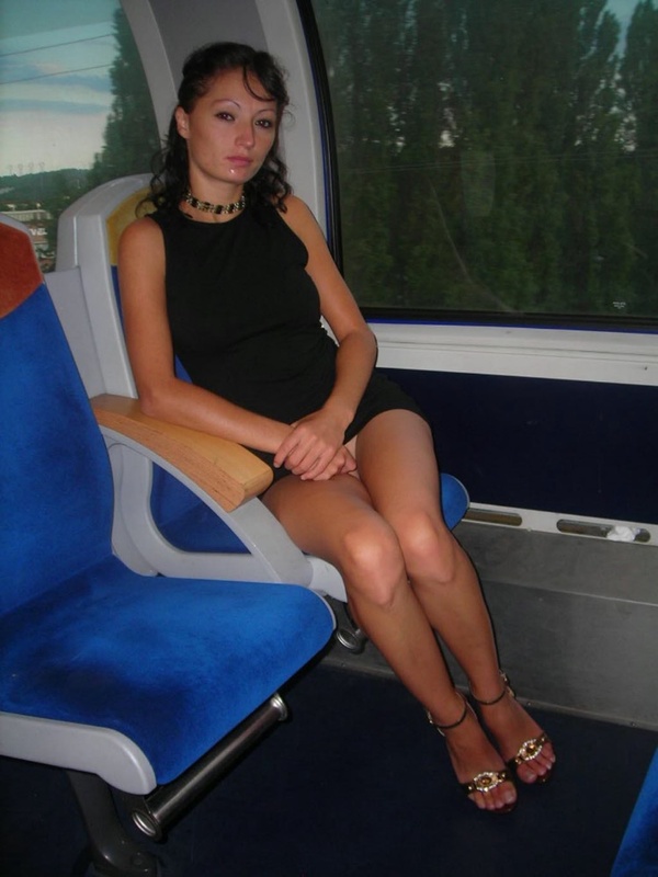 Брюнетка блещет прелестями под мостом 1 фотография