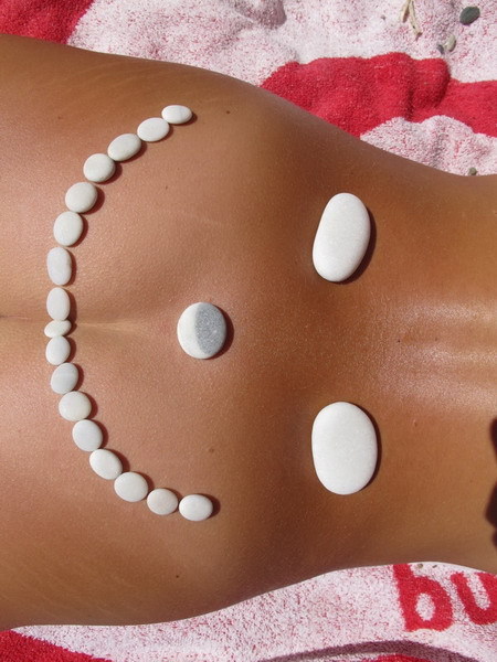 Голая дама загорает на пляже выложив на ракушки на тело 6 фотография Голая дама загорает на пляже выложив на ракушки на тело 6 фотография