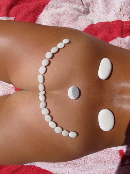 Голая дама загорает на пляже выложив на ракушки на тело 4 фотография Голая дама загорает на пляже выложив на ракушки на тело 4 фотография