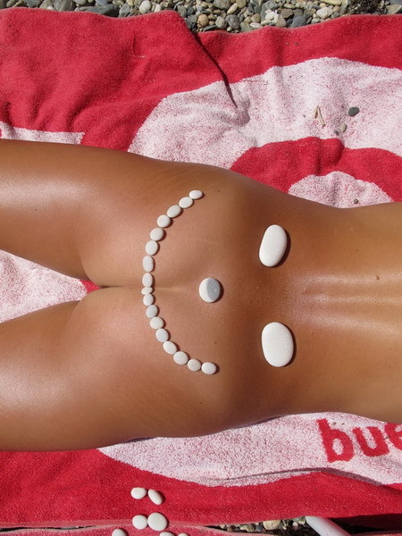 Голая дама загорает на пляже выложив на ракушки на тело 5 фотография Голая дама загорает на пляже выложив на ракушки на тело 5 фотография