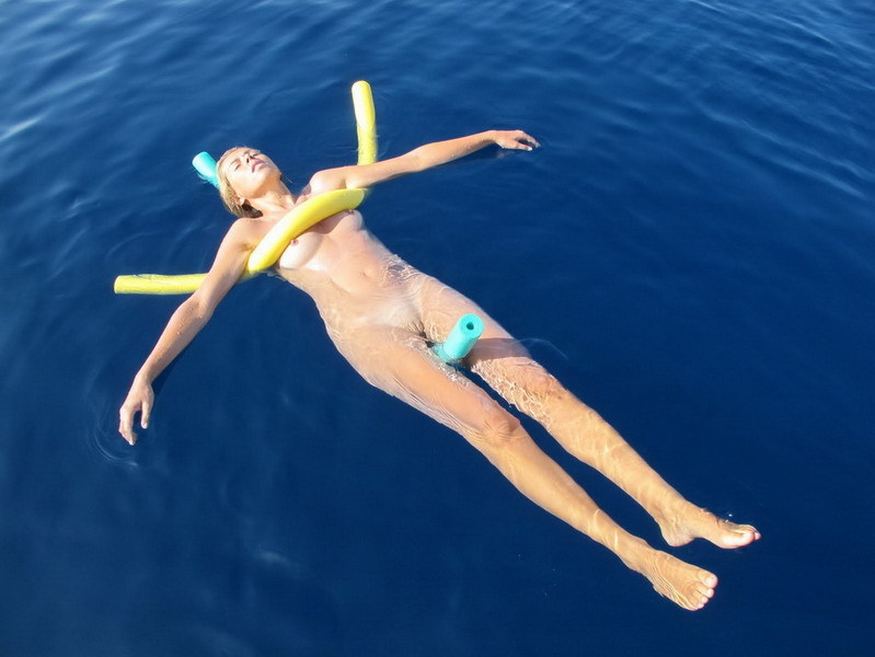 Голая дама загорает на пляже выложив на ракушки на тело 3 фотография Голая дама загорает на пляже выложив на ракушки на тело 3 фотография