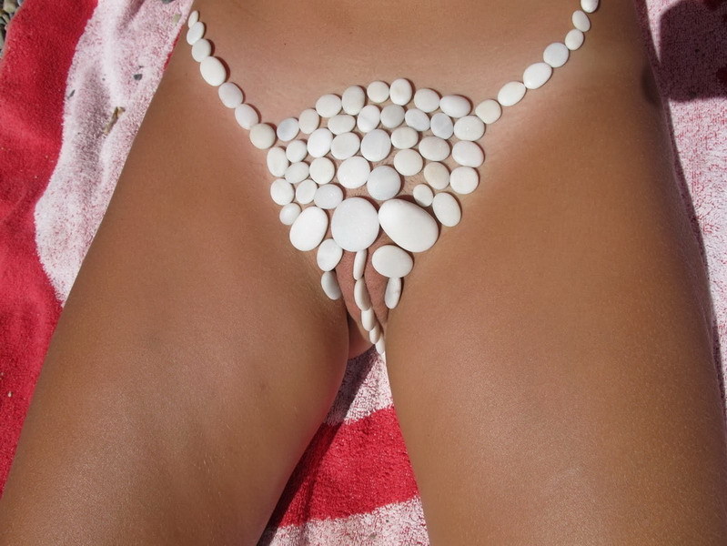 Голая дама загорает на пляже выложив на ракушки на тело 13 фотография Голая дама загорает на пляже выложив на ракушки на тело 13 фотография