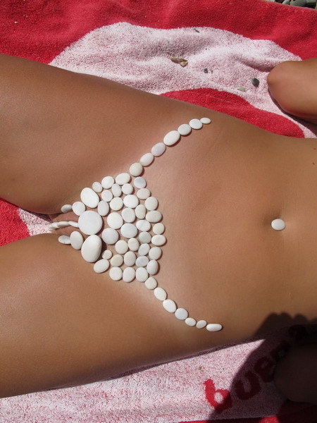 Голая дама загорает на пляже выложив на ракушки на тело 12 фотография Голая дама загорает на пляже выложив на ракушки на тело 12 фотография