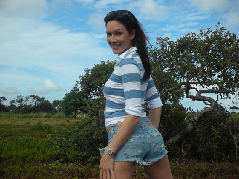 Стройняшка показала киску на природе 11 фотография Стройняшка показала киску на природе 11 фотография