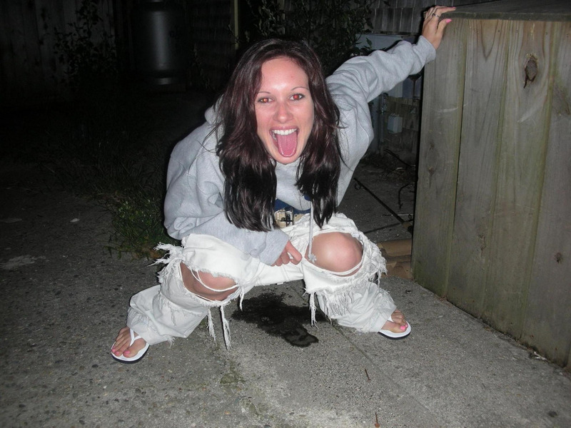 Стройняшка показала киску на природе 17 фотография Стройняшка показала киску на природе 17 фотография