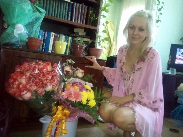 Хрупкая блондинка вставила цветок между половыми губами 10 фотография Хрупкая блондинка вставила цветок между половыми губами 10 фотография