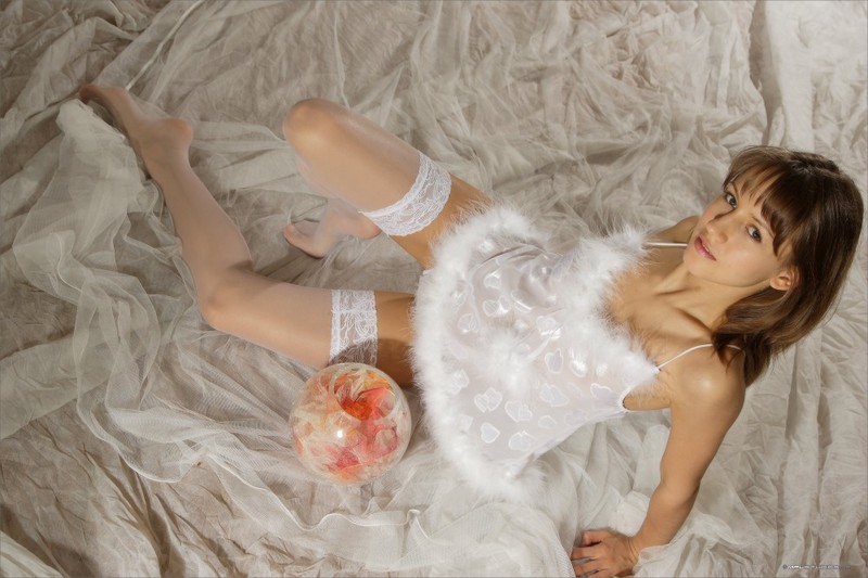 Милашка в пеньюаре восхищается красотой тела 5 фотография Милашка в пеньюаре восхищается красотой тела 5 фотография