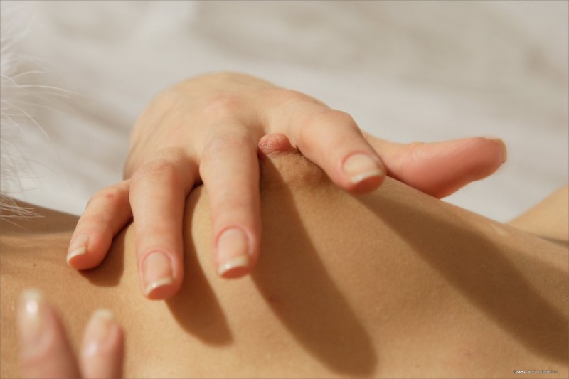 Милашка в пеньюаре восхищается красотой тела 19 фотография Милашка в пеньюаре восхищается красотой тела 19 фотография