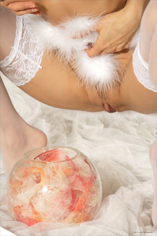 Милашка в пеньюаре восхищается красотой тела 35 фотография Милашка в пеньюаре восхищается красотой тела 35 фотография