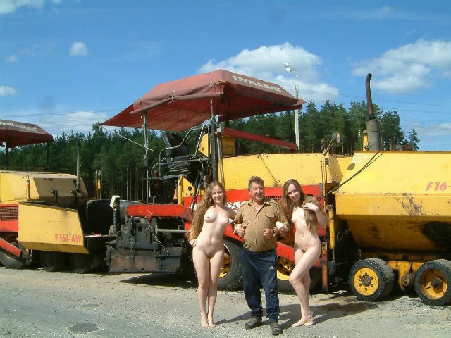 Куколки с интимными стрижками прогуливаются голыми о дороге 8 фотография Куколки с интимными стрижками прогуливаются голыми о дороге 8 фотография