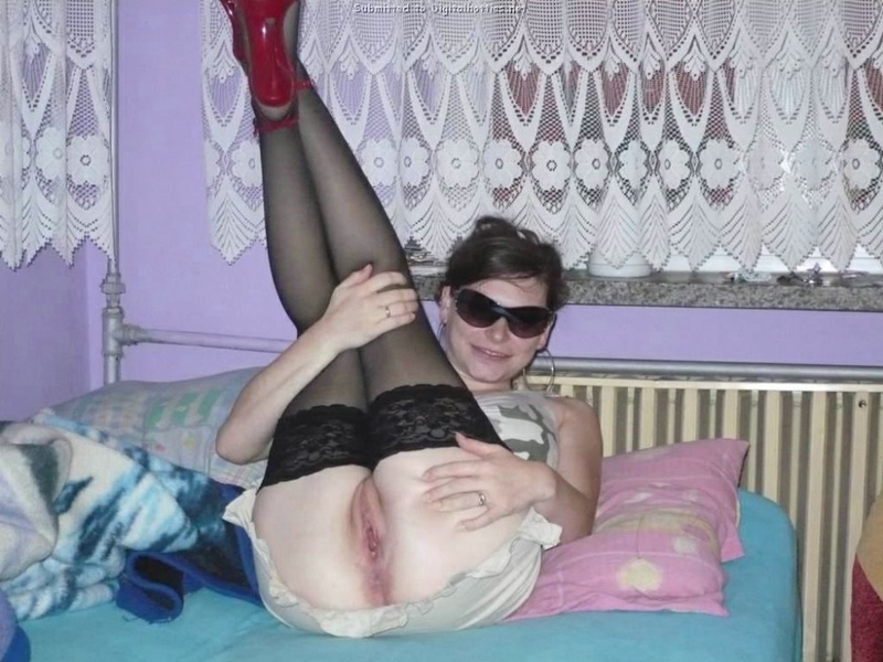 Отчаянная мамаша сосет и выставляет разработанные дыры 1 фотография Отчаянная мамаша сосет и выставляет разработанные дыры 1 фотография