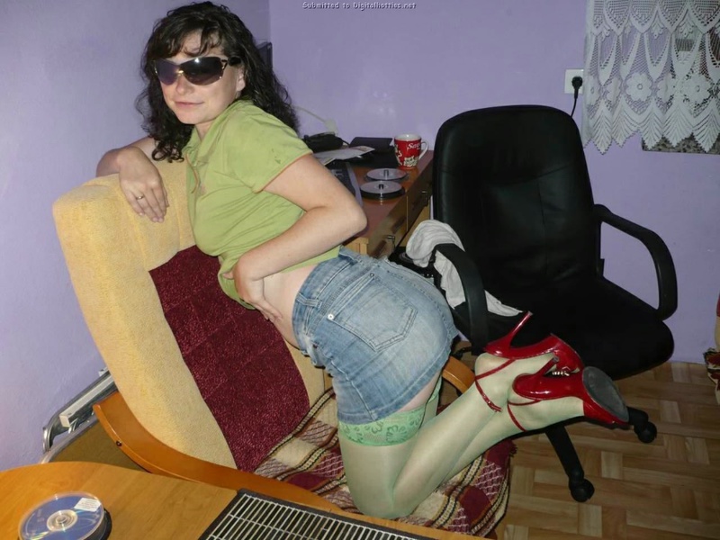 Отчаянная мамаша сосет и выставляет разработанные дыры 15 фотография Отчаянная мамаша сосет и выставляет разработанные дыры 15 фотография