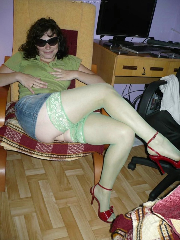 Отчаянная мамаша сосет и выставляет разработанные дыры 21 фотография Отчаянная мамаша сосет и выставляет разработанные дыры 21 фотография