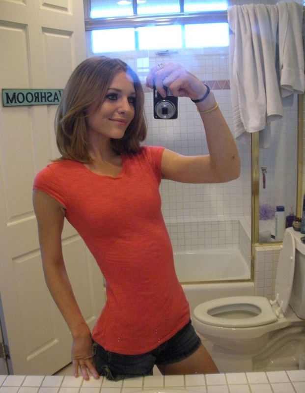 Стройняшка красуется оголенным телом перед зеркалом 18 фотография Стройняшка красуется оголенным телом перед зеркалом 18 фотография