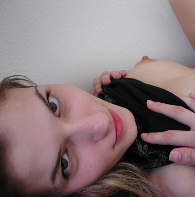 Проказница дразнит влажной пилоткой 2 фотография Проказница дразнит влажной пилоткой 2 фотография