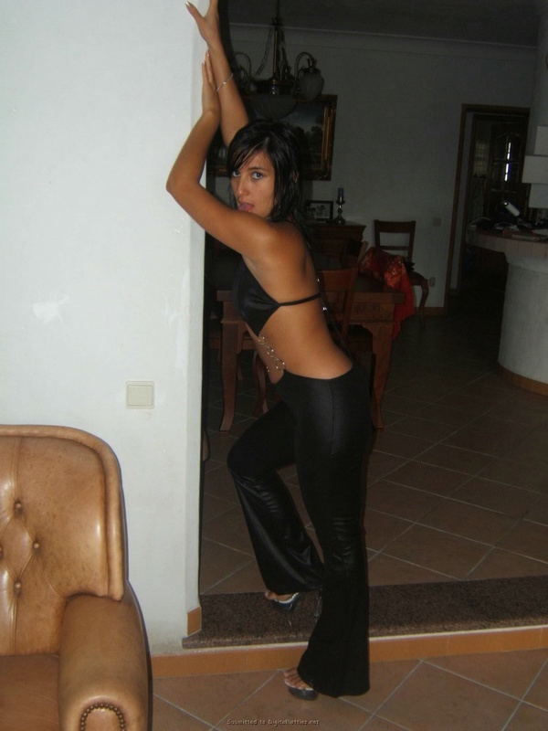 Развратная мамзель нагишом загорает у бассейна 8 фотография Развратная мамзель нагишом загорает у бассейна 8 фотография