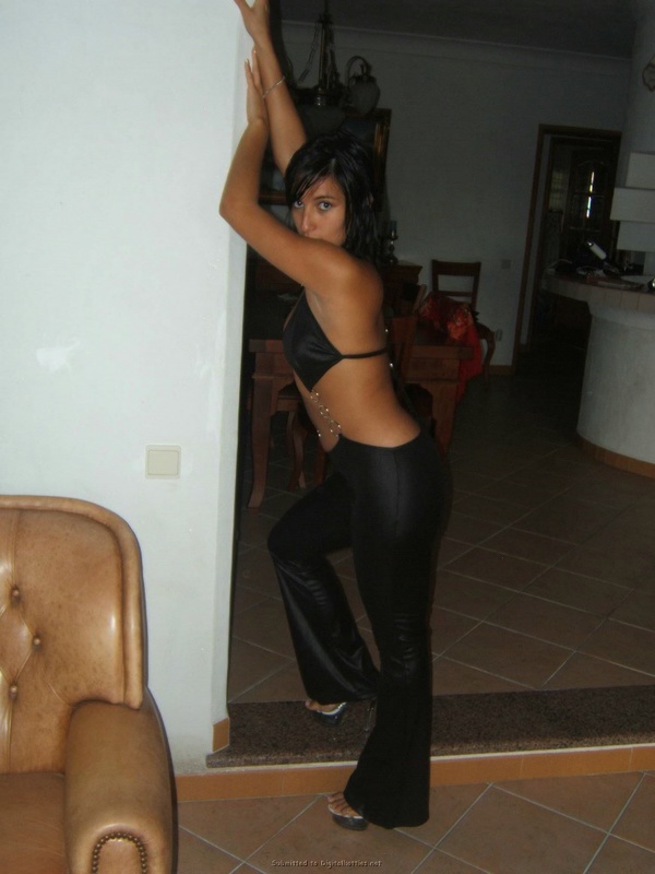 Развратная мамзель нагишом загорает у бассейна 7 фотография Развратная мамзель нагишом загорает у бассейна 7 фотография