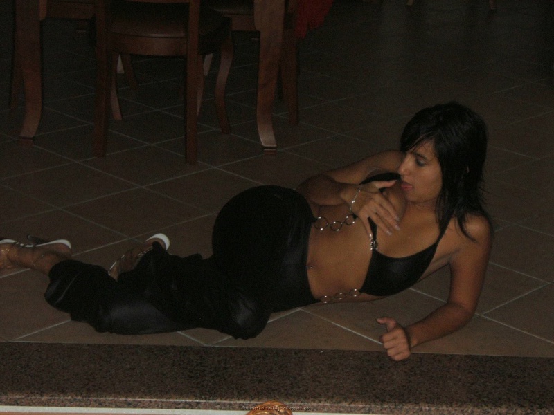 Развратная мамзель нагишом загорает у бассейна 16 фотография Развратная мамзель нагишом загорает у бассейна 16 фотография