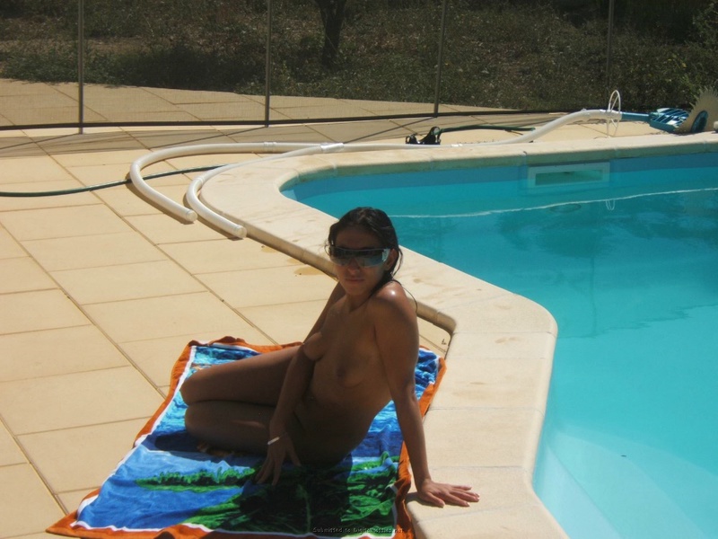 Развратная мамзель нагишом загорает у бассейна 26 фотография Развратная мамзель нагишом загорает у бассейна 26 фотография