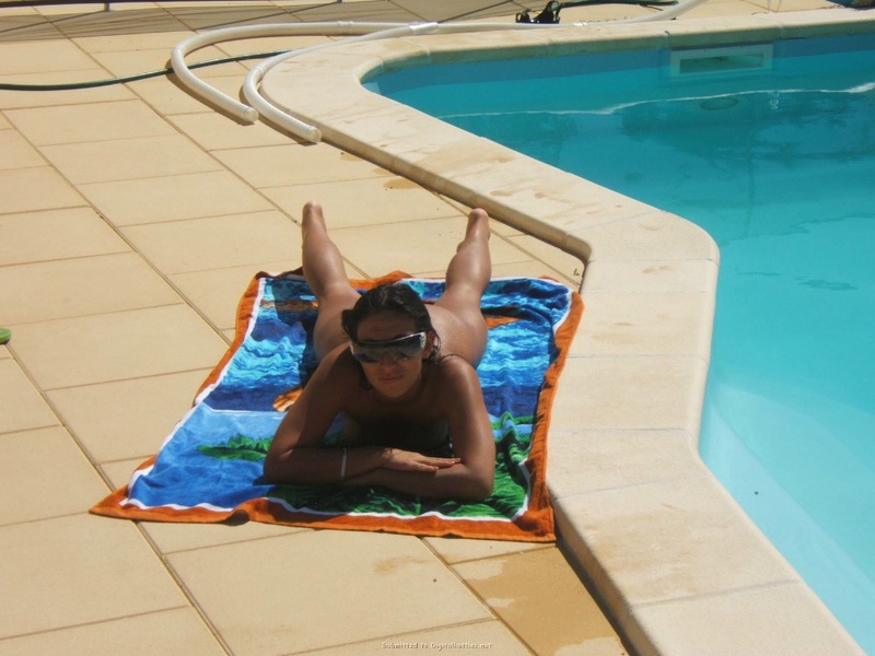 Развратная мамзель нагишом загорает у бассейна 22 фотография Развратная мамзель нагишом загорает у бассейна 22 фотография