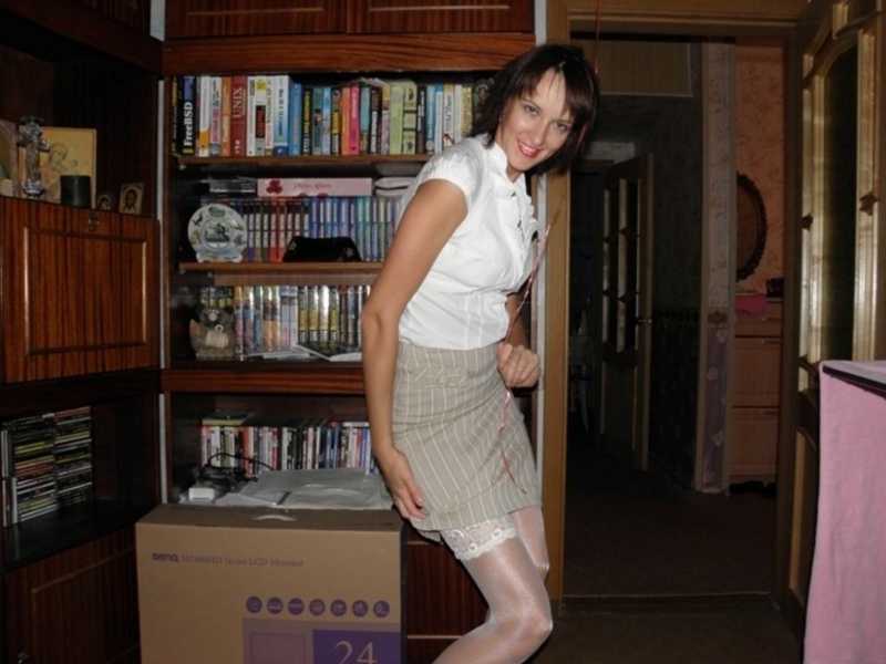 Худая трактористка надела белье и приготовилась к сексу 2 фотография Худая трактористка надела белье и приготовилась к сексу 2 фотография