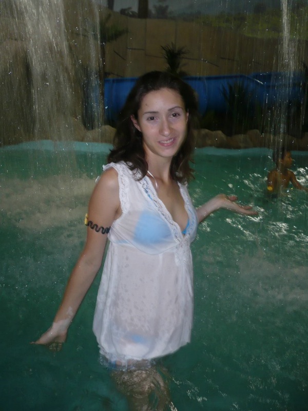 Хрупкая давалка разделась для страстного ухажера 2 фотография Хрупкая давалка разделась для страстного ухажера 2 фотография