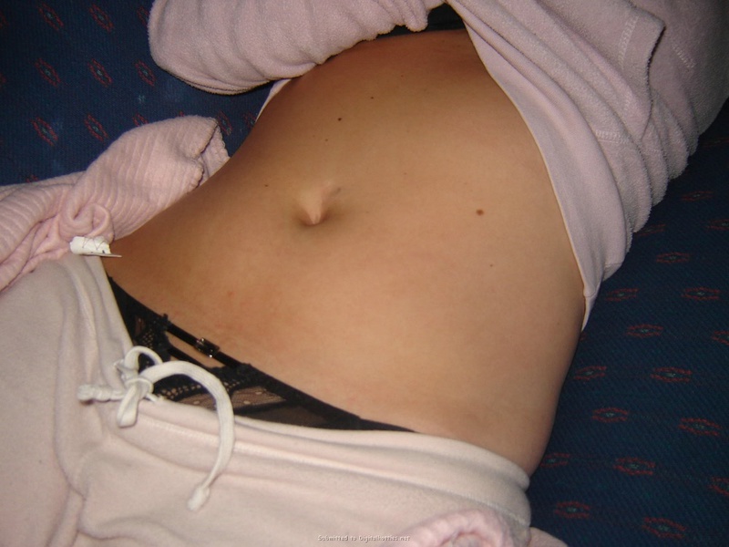 Полненькая горничная показала сиськи 2 фотография Полненькая горничная показала сиськи 2 фотография